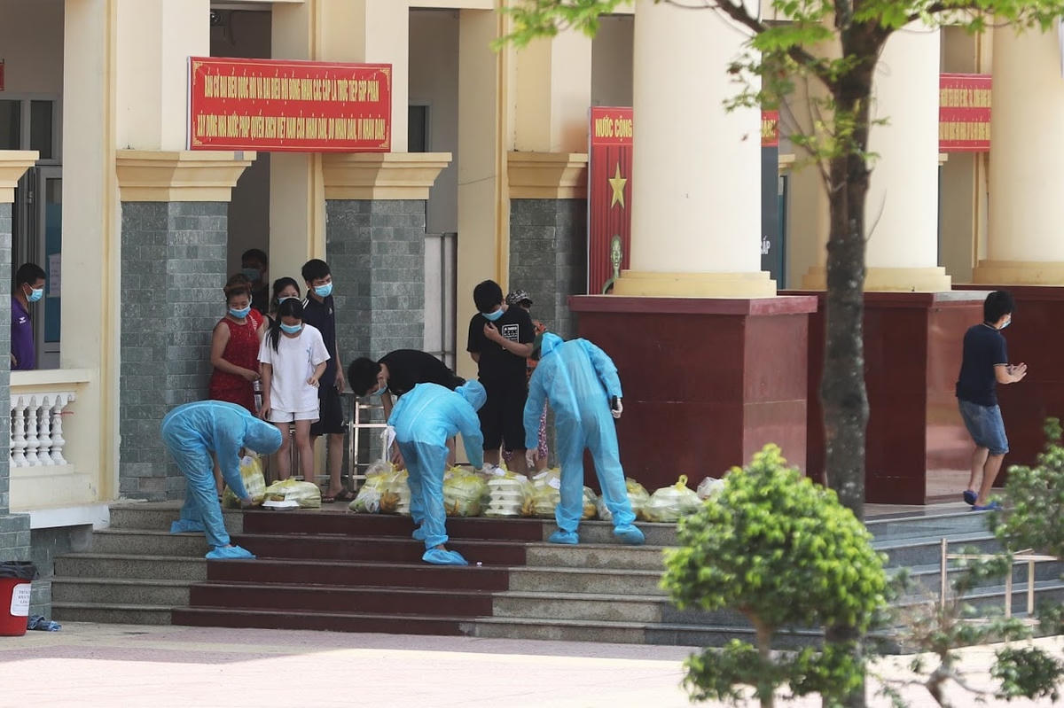 Người thực hiện cách ly nhận bữa ăn trưa trong khu cách ly tại trường Quân sự Bộ Tư lệnh Thủ đô. Ảnh: Quang Vinh.