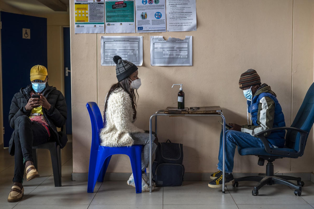 Mọi người đăng ký tiêm chủng Covid-19 tại bệnh viện Baragwanath của thị trấn Soweto. Số trường hợp mắc mới hàng ngày trung bình trong 7 ngày qua của Nam Phi đã tăng từ 7,6% ca mắc trong mỗi 100.000 người lên 32,71% trong mỗi 100.000 người. Ảnh: The Guardian.