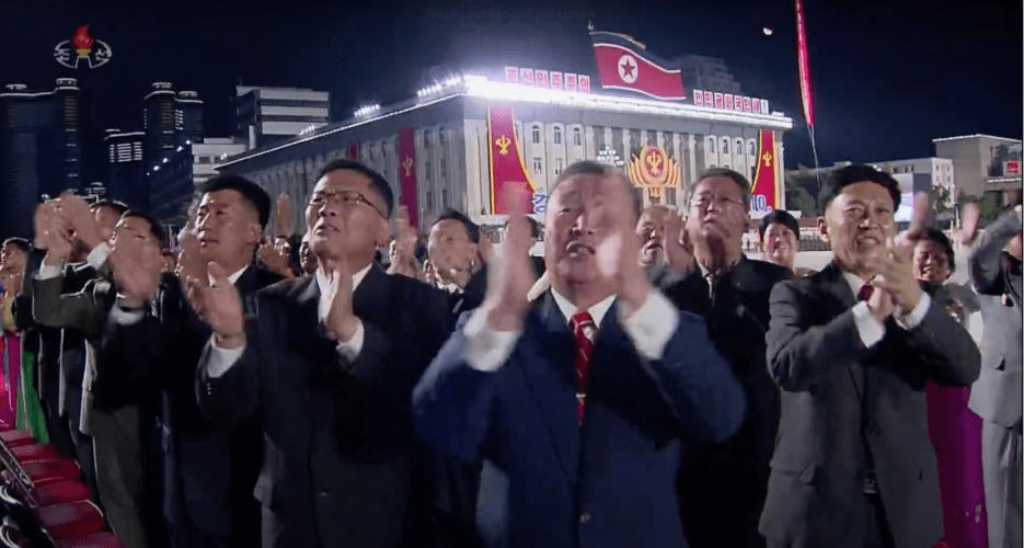 Chủ tịch Kim Jong-un ngừng bài phát biểu một lúc để vỗ tay đáp lại người nghe. Ảnh chụp màn hình.