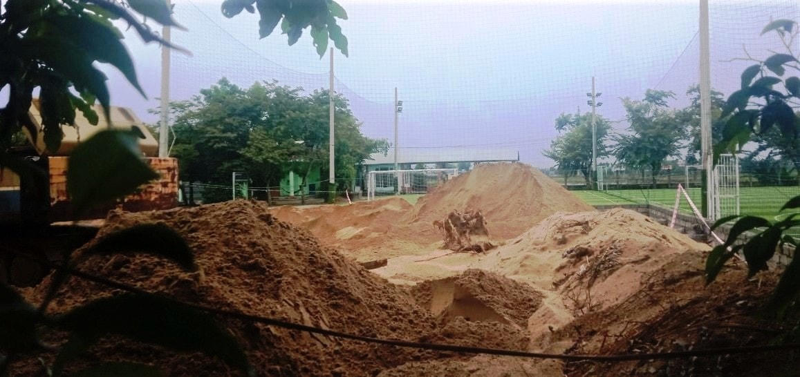 Bãi cát ở khối phố Quảng Hậu chất cao thành đống sát nhà dân.