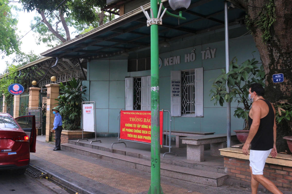 Tại quán kem Hồ Tây, bên cạnh biển báo không tụ tập đông người giờ đã có thêm biển “Chỉ bán kem mang về”.  