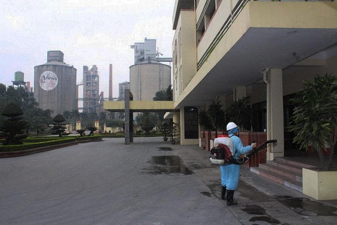 Lực lượng y tế trong một lần phun thuốc khử trùng khu nhà làm việc văn phòng Công ty xi măng Hoàng Thạch - Nguồn: Vicem Hoàng Thạch.
