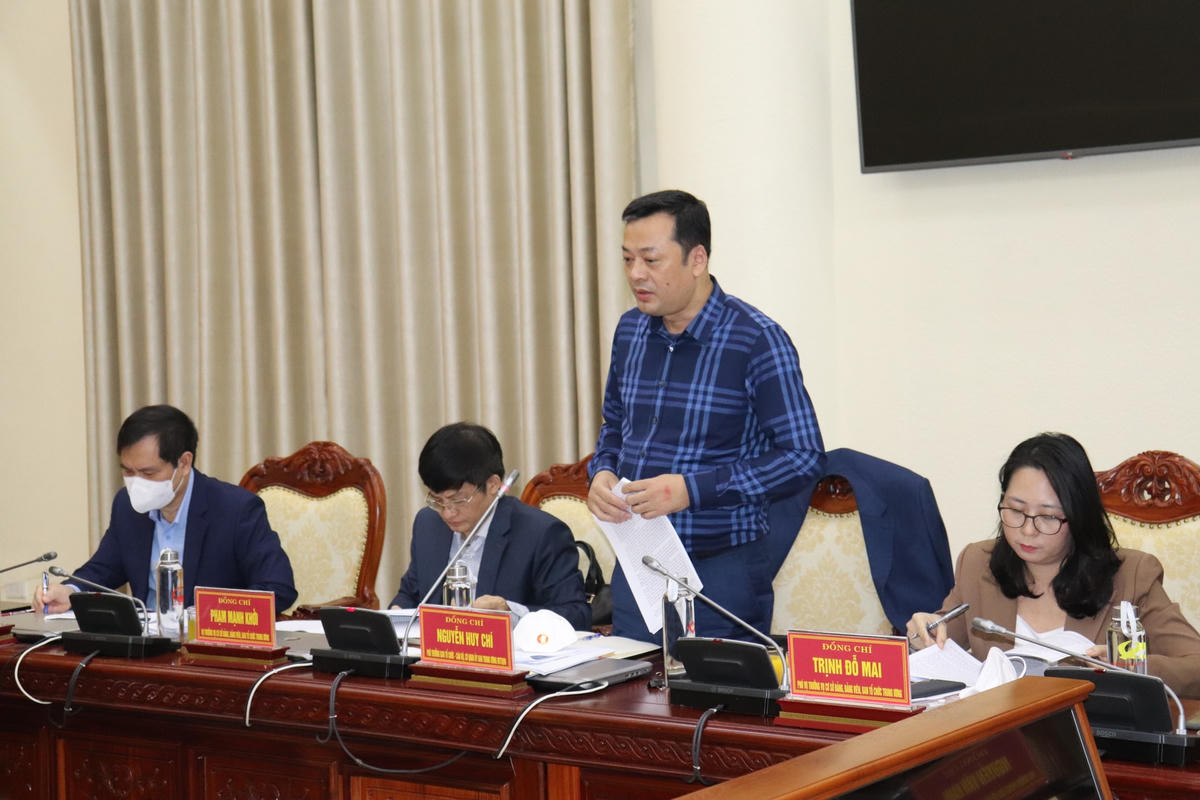 Thành viên Đoàn khảo sát của Ban Chỉ đạo Đề án Trung ương 5 đặt câu hỏi về các vấn đề liên quan đến phát triển các cơ sở Đảng tại Ninh Bình.