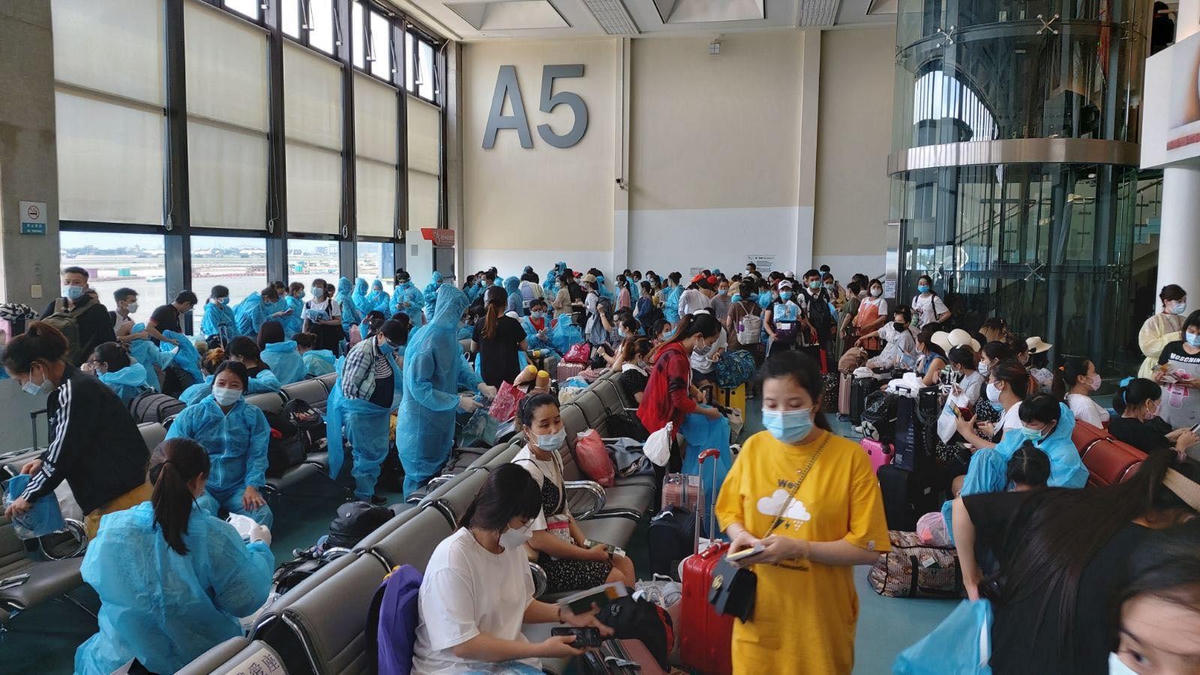 Hành khách chờ lên chuyến bay về Việt Nam.