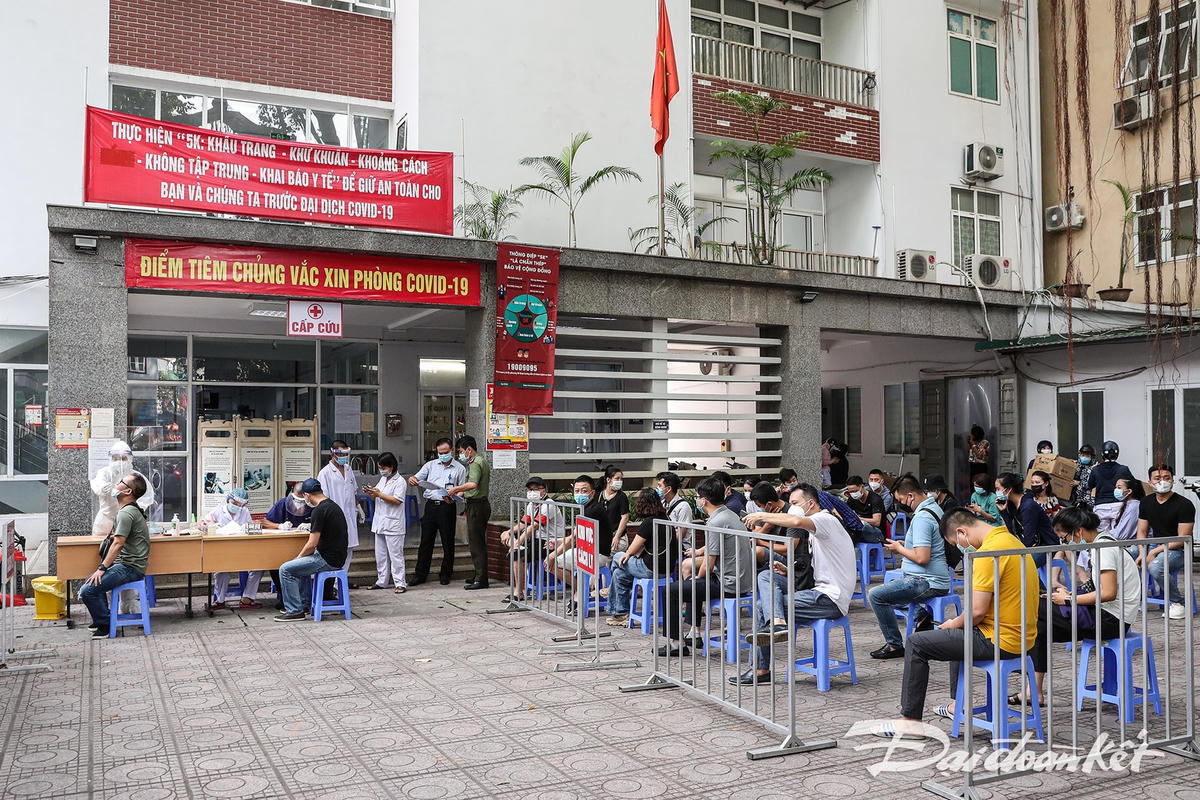 Khu vực lấy mẫu xét nghiệm được giữ trật tự, đảm bảo an toàn về mọi mặt. Ảnh: Quang Vinh. 