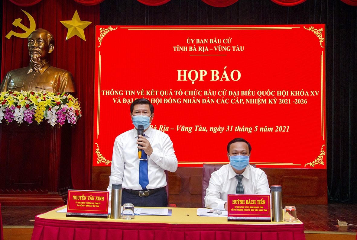 Trưởng ban Tuyên giáo Tỉnh ủy BR-VT Nguyễn Văn Xinh thông tin tại buổi công bố kết quả bầu cử.