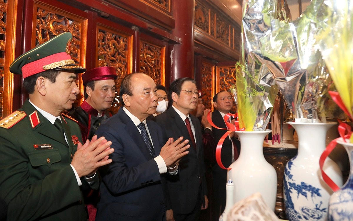Trước đó, vào chiều 9/4, Chủ tịch nước Nguyễn Xuân Phúc đã dâng hương tri ân Tổ Mẫu Âu Cơ tại xã Hiền Lương, huyện Hạ Hòa, tỉnh Phú Thọ và Đền thờ Đức Quốc Tổ Lạc Long Quân trong quần thể Khu di tích lịch sử Đền Hùng.
