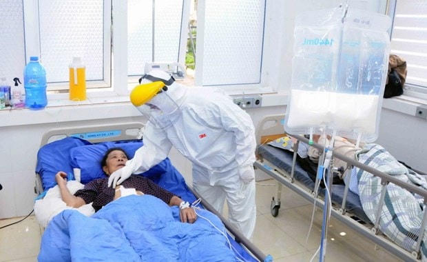 Bác sĩ tập trung điều trị cho các bệnh nhân Covid-19. (Ảnh: Quang Quyết/TTXVN).