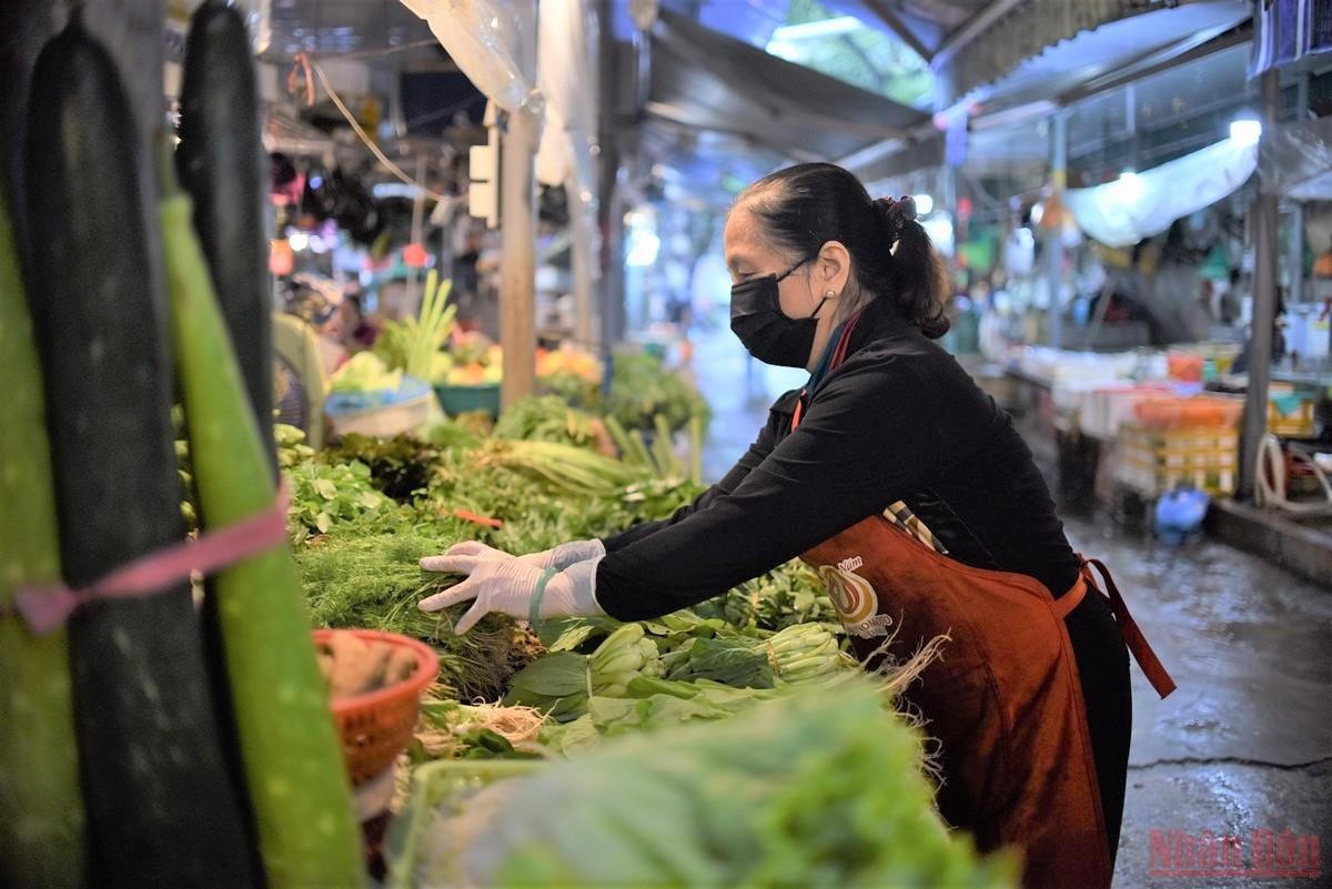 Nhiều loại rau xanh tại Hà Nội cũng bắt đầu lên giá.