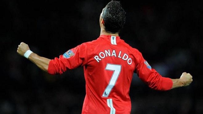 Ronaldo hưởng lương cao nhất tại MU.