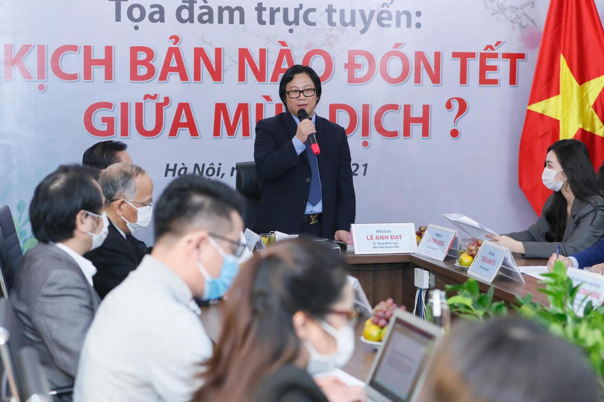 Nhà báo Lê Anh Đạt phát biểu mở đầu Tọa đàm. Ảnh: Quang Vinh.
