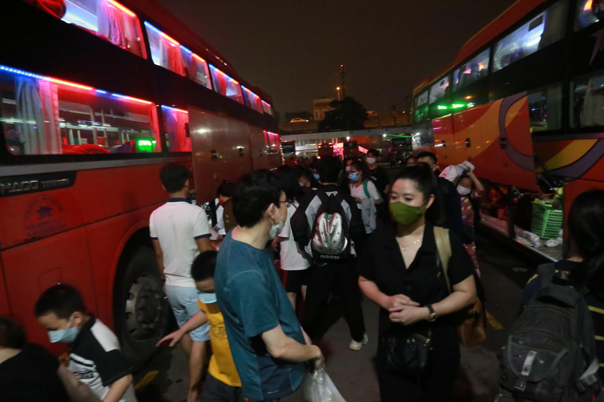 Bà Nguyễn Tuyết Mai, quê Cần Thơ cho biết: "Dịp lễ tranh thủ về quê thăm con cháu xíu, tôi đi làm ăn trên này nên lâu nay chưa về. Đúng là lễ nên bắt xe rất khó, nhiều người đứng với tôi từ tối vẫn chưa có xe”.