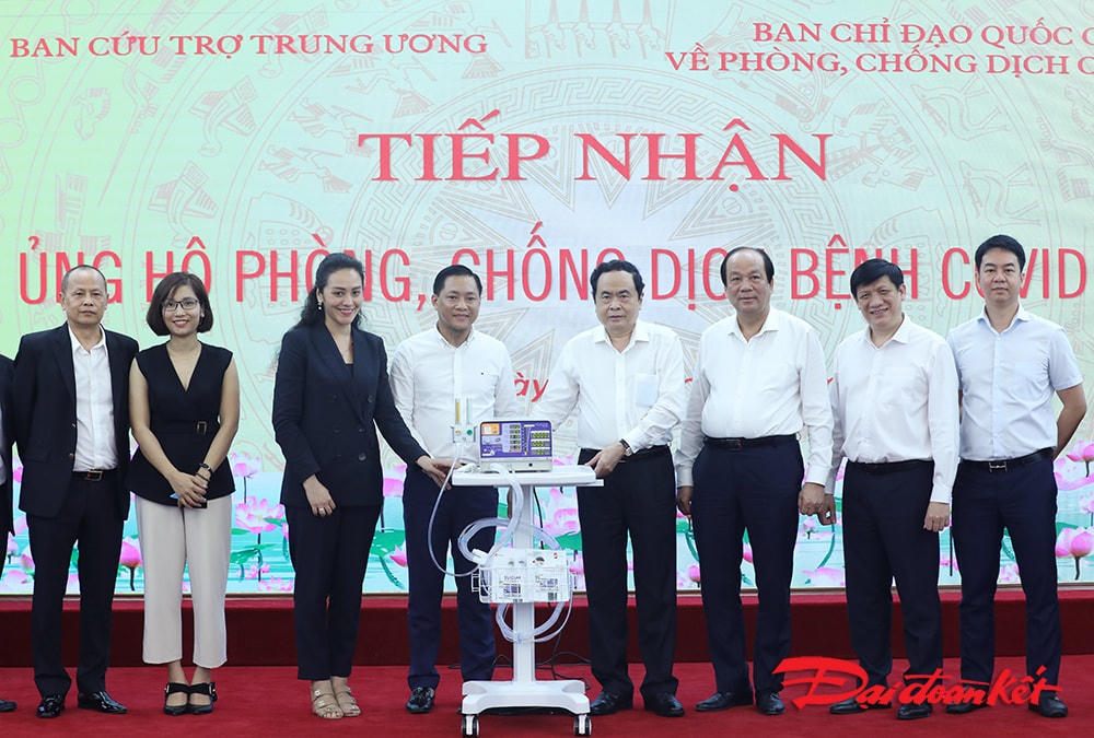 Bí thư Trung ương Đảng, Chủ tịch UBTƯ MTTQ Việt Nam Trần Thanh Mẫn tiếp nhận 500 máy thở từ nhà tài trợ.