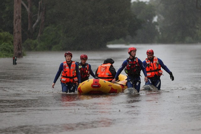Yahoo News đưa tin, một cặp đôi ở Mondrook, New South Wales đã mất tất cả mọi thứ, nhà cửa, vật dụng và cả vật nuôi sau khi nước lũ cuốn trôi nhà của họ hôm 20/3, đúng ngày họ dự định tổ chức đám cưới.  