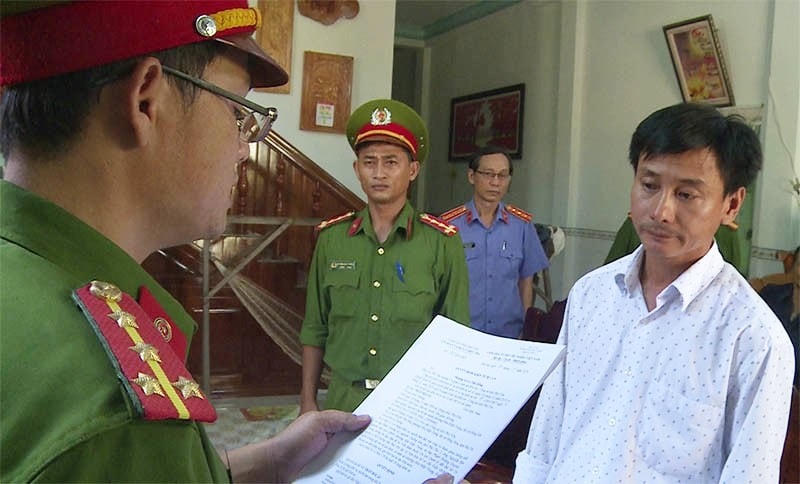 Công bố quyết định khởi tố Trần Hải Âu, cán bộ địa chính phường Hòa Hiệp Trung.