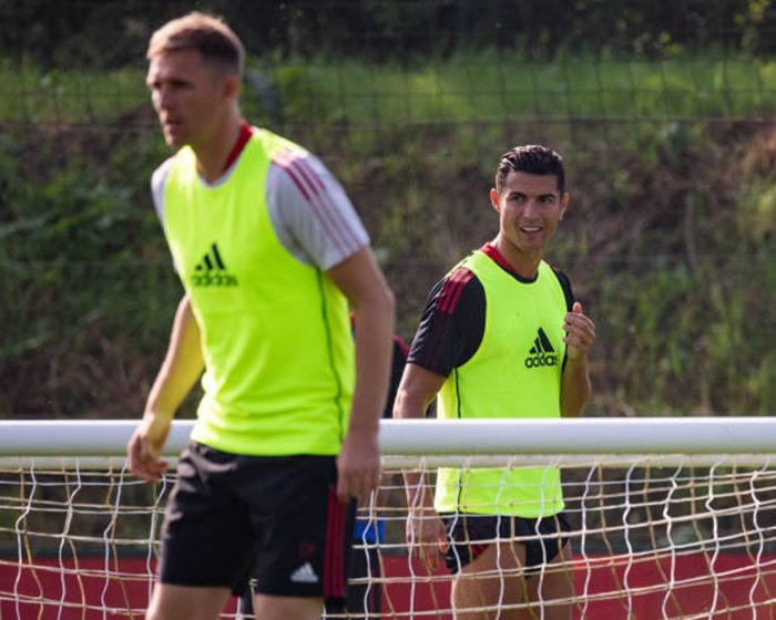 Ronaldo phô diễn kỹ thuật trong buổi tập, đủ thuyết phục HLV Solskjaer cho ra sân?