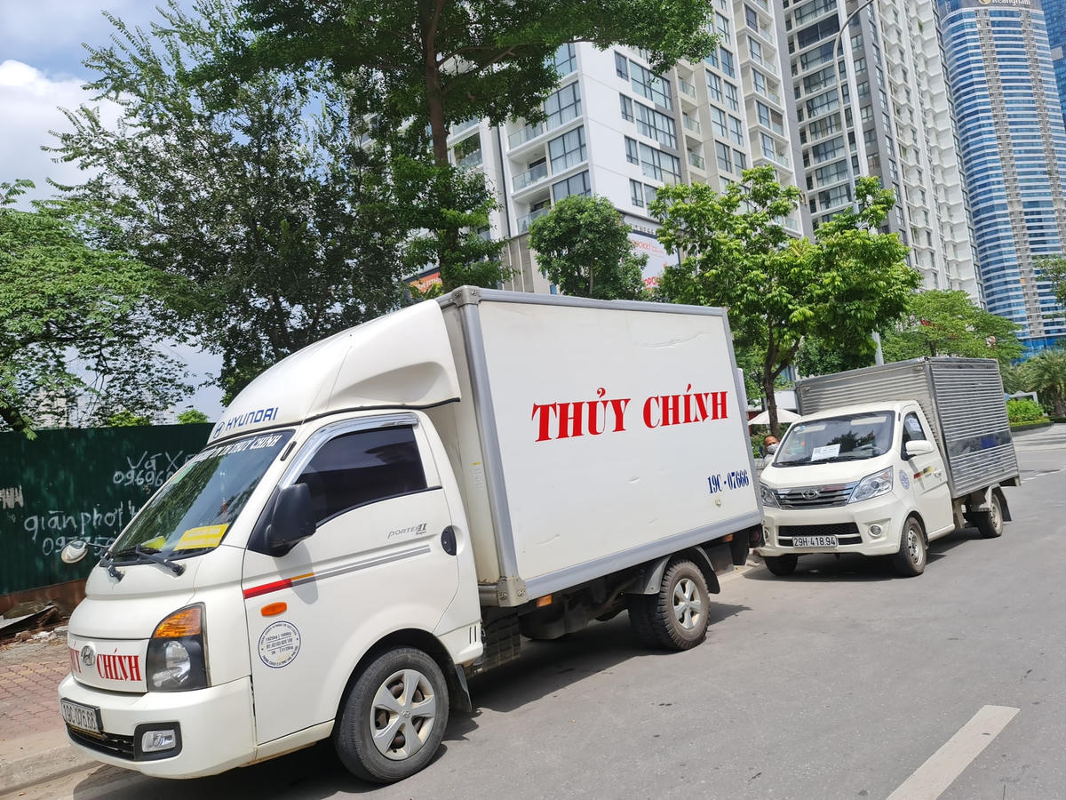 Theo ghi nhận PV, những ngày qua mặc dù bị nghiêm cấm nhưng những xe tải vẫn tràn ra đường, tụ tập lập bến “cóc” đón, trả hàng hóa trên đường Phạm Hùng.