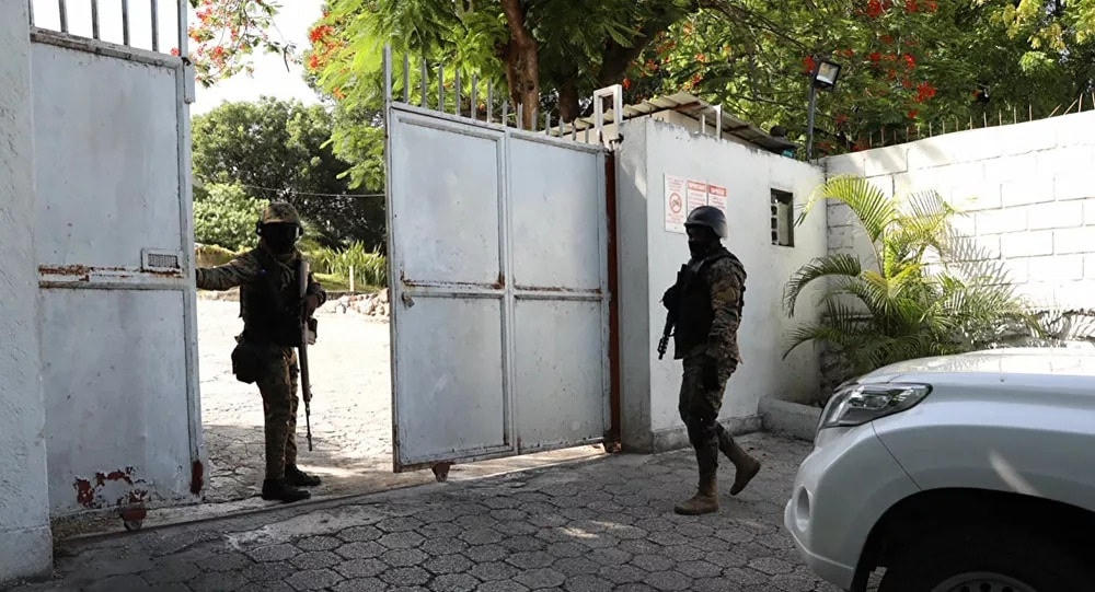 Lực lượng an ninh canh phòng bên ngoài bệnh viện nơi Đệ nhất phu nhân Haiti cấp cứu (Ảnh: Getty).