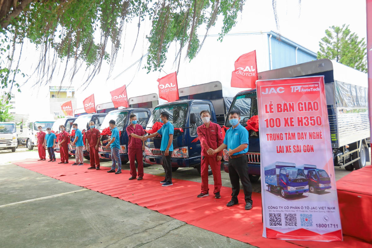 Hãy đến Trung tâm dạy nghề lái xe Sài Gòn để trải nghiệm 1 khóa học lái xe ô tô an toàn và đầy thú vị trên hàng trăm xe đời mới.