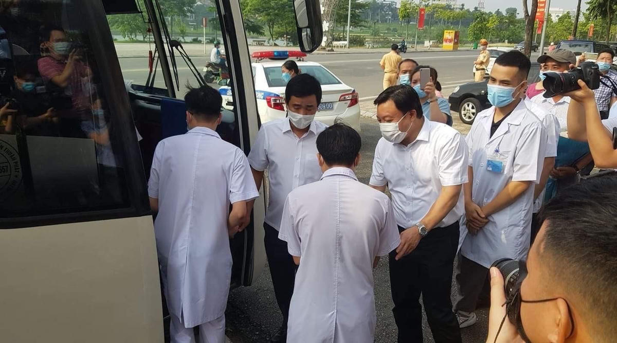 Giám đốc Sở Y tế Phú Thọ Nguyễn Huy Ngọc căn dặn từng cán bộ y tế trước lúc lên đường.  