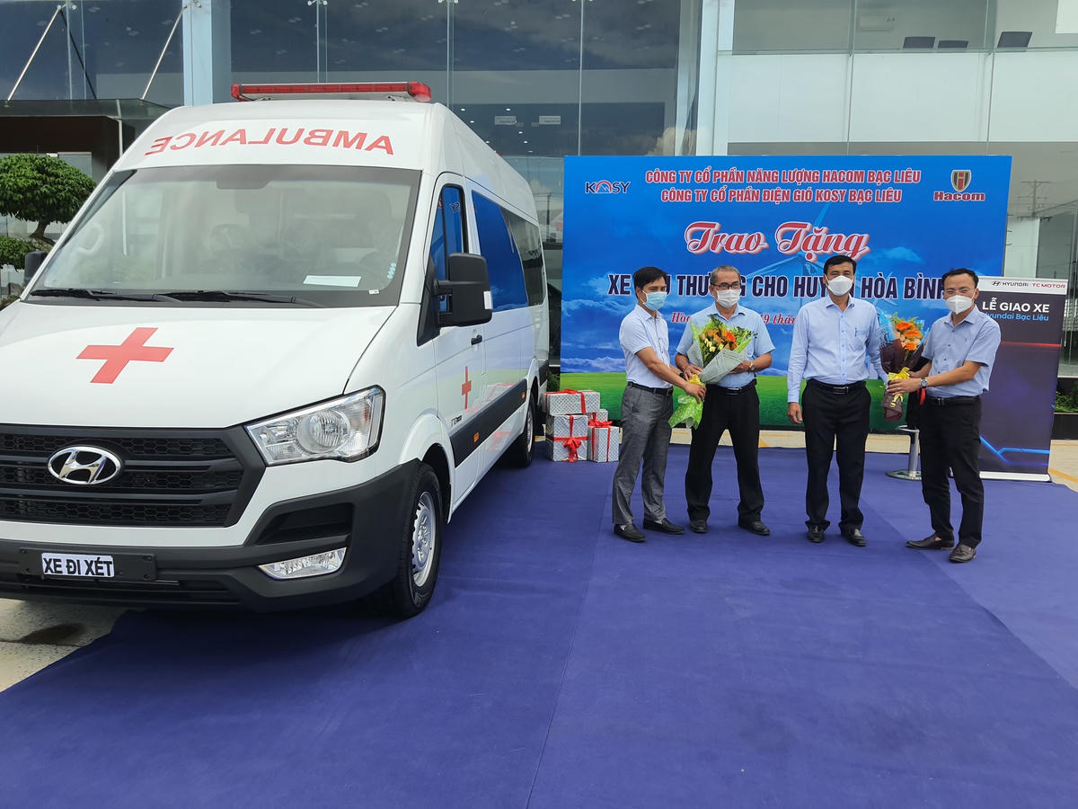 Công ty cổ phần năng lượng Hacom Bạc Liêu đã trao tặng 1 xe ô tô cứu thương chất lượng cao trị giá trên 1 tỷ đồng cho Trung tâm y tế huyện Hòa Bình