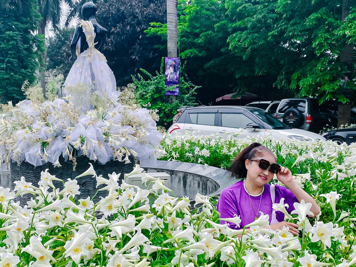 Được biết, đây là ý tưởng của chị Nguyễn Bích Thủy, một người phụ nữ gốc Hà Thành mê đắm sắc trắng tinh khôi, mộc mạc của loài hoa tháng Tư.