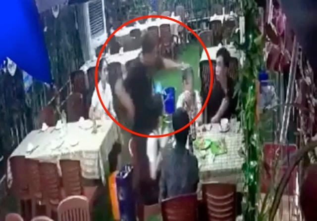 Camera an ninh ghi lại lúc ông Long đánh vào mặt nhân viên quán ốc.