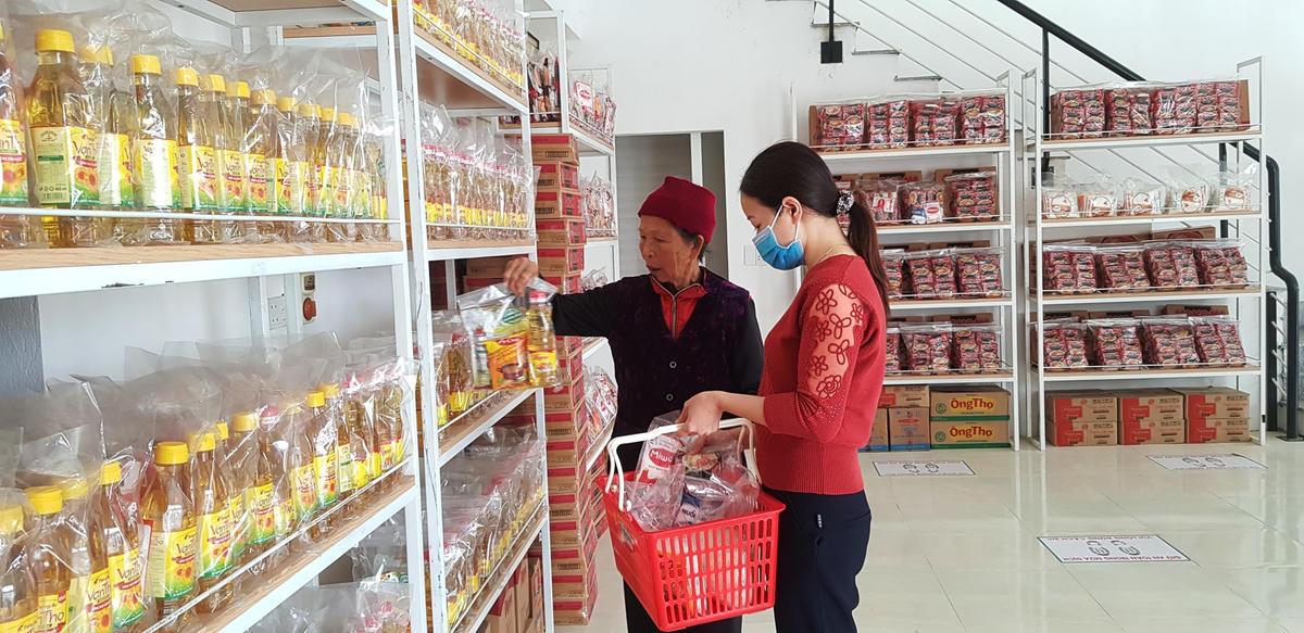 Tại quầy hàng, các nhân viên hướng dẫn cụ thể, tận tình cho từng trường hợp đến mua hàng.