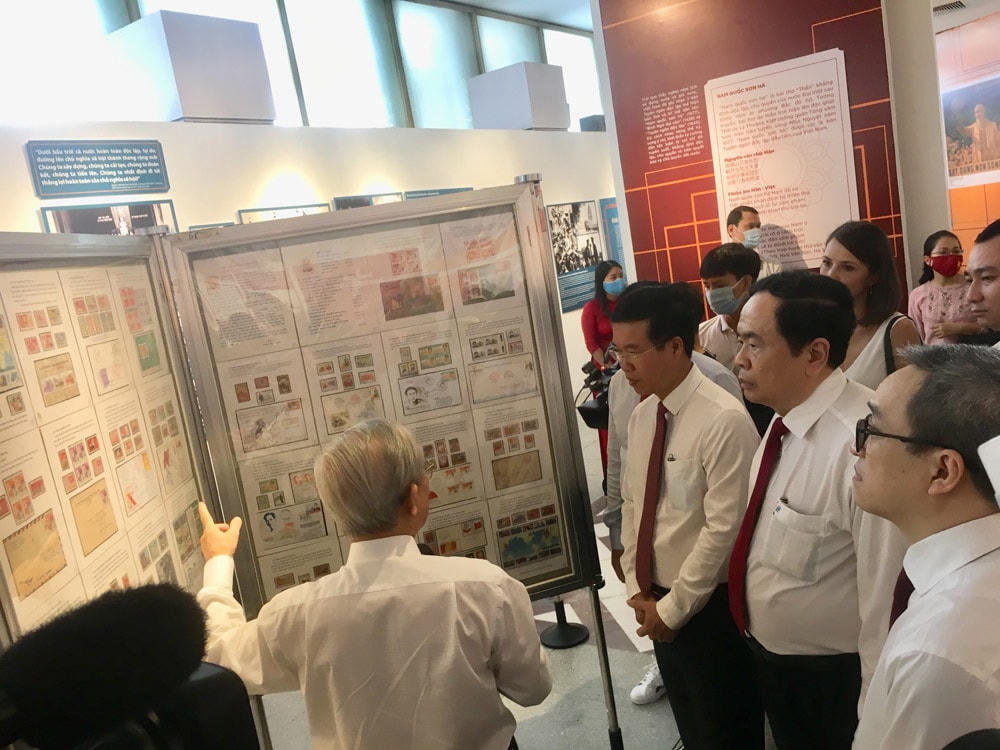 Các đại biểu xem phần trưng bày tem.