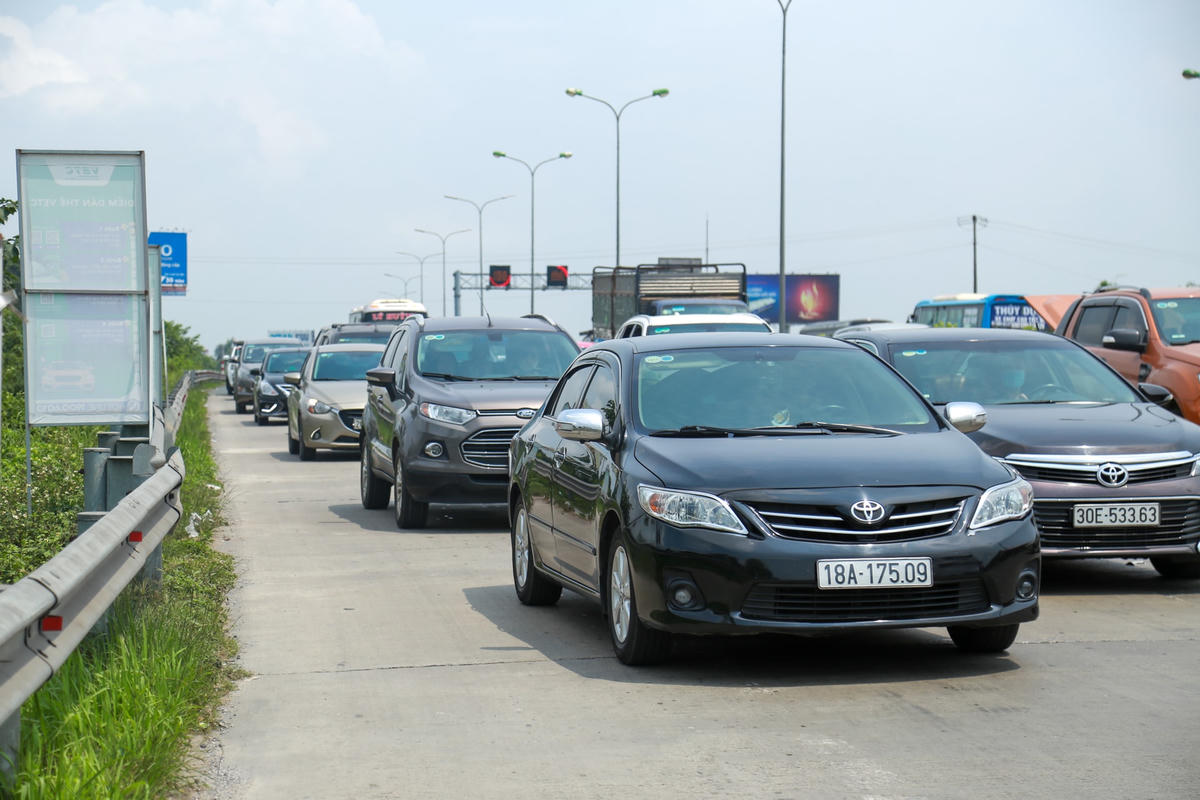 Các phương tiện giao thông đi qua tuyến đường này nhích từng mét.