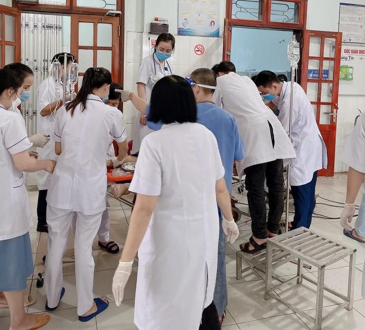 2 công nhân tử vong khi đưa đến, 1 công nhân còn lại được bệnh viện tích cực cấp cứu nhưng cũng không qua khỏi.