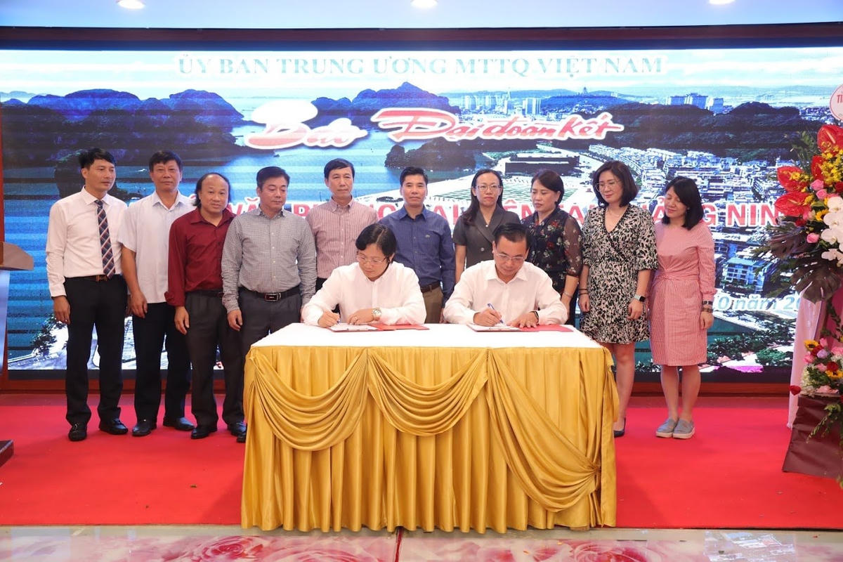 Đại diện Báo Đại đoàn kết và Ủy ban MTTQ Việt Nam tỉnh Quảng Ninh ký kết phối hợp.  