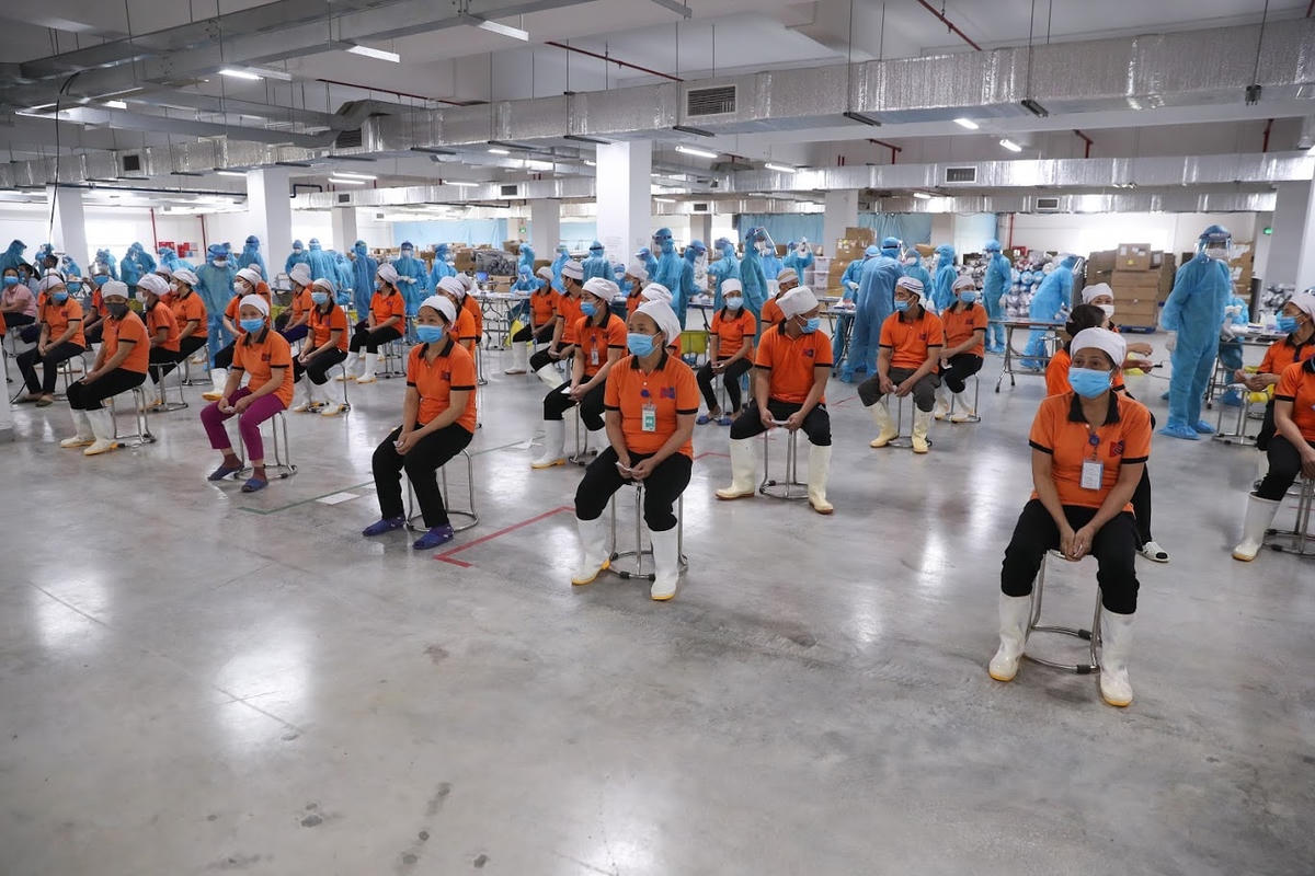 Công nhân Công ty TNHH Crystal Martin Việt Nam tại KCN Quang Châu, huyện Việt Yên, tỉnh Bắc Giang đợi được xét nghiệm. Ảnh: Quang Vinh.