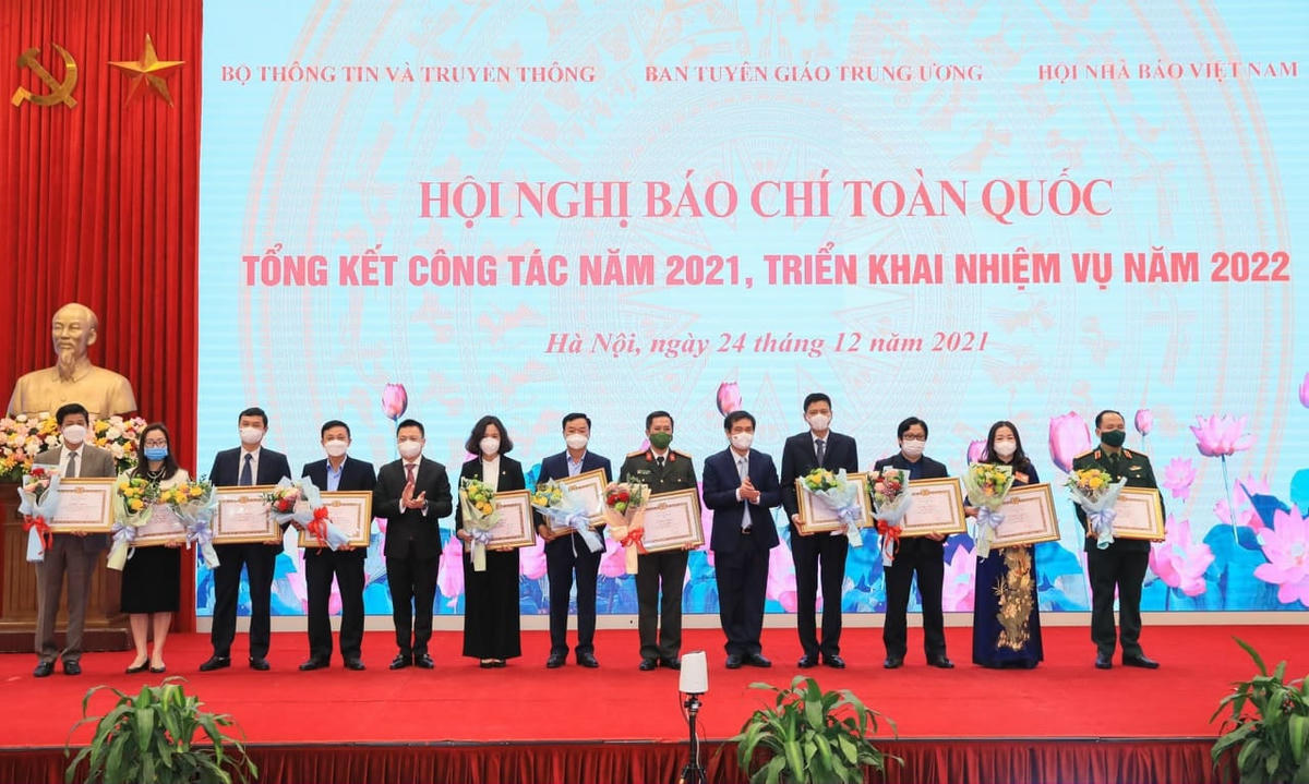 Báo Đại Đoàn Kết và một số cơ quan báo chí được trao Bằng khen của Ban Tuyên giáo Trung ương tại Hội nghị Báo chí toàn quốc.