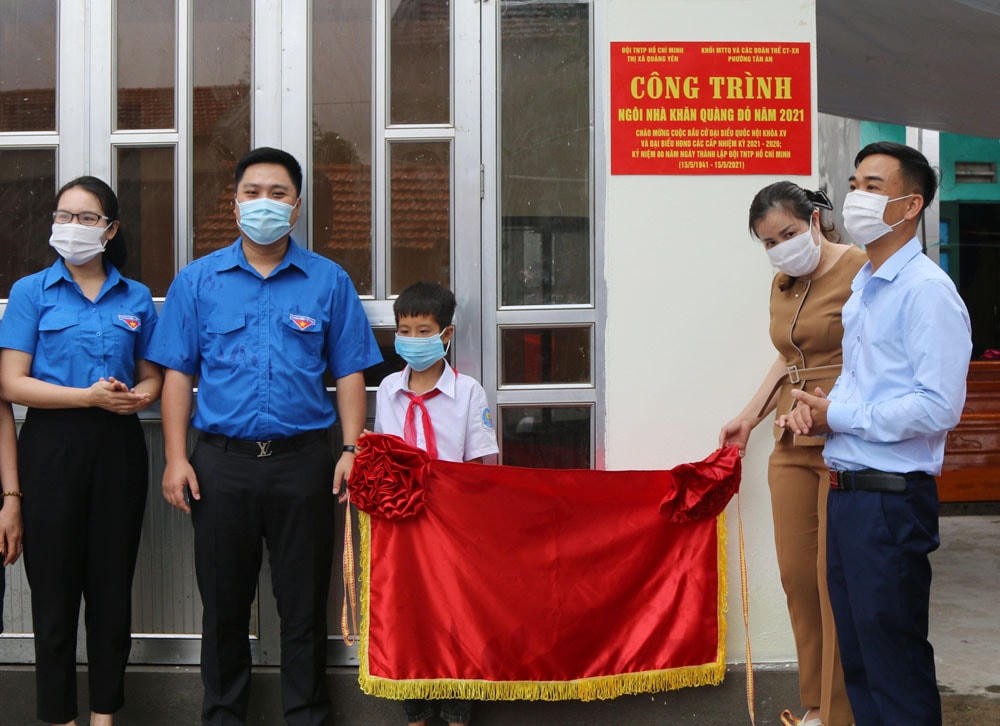 Khánh thành nhà mới cho học sinh có hoàn cảnh khó khăn.