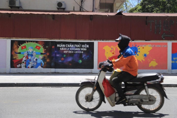 Người dân đi qua đây ai cũng bị thu hút bởi các bức bích hoạ.