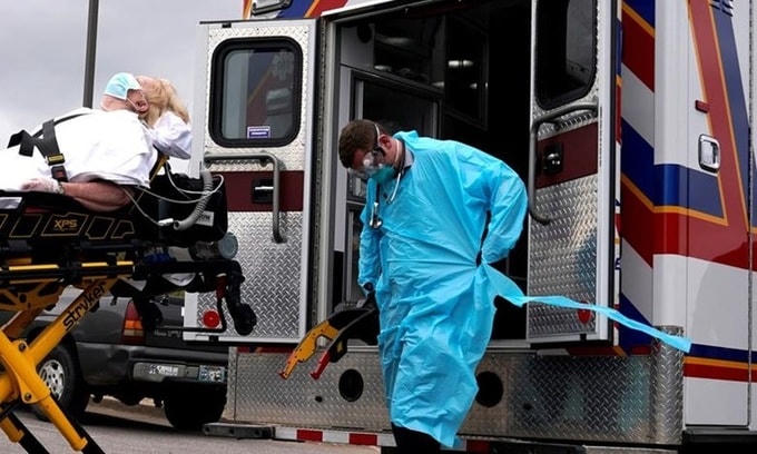 Nhân viên y tế di chuyển một bệnh nhân nghi nhiễm Covid-19 ở Oklahoma, Mỹ, hồi tháng 4 năm ngoái. Ảnh: Reuters.
