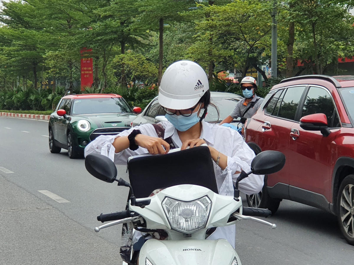 Người dân đang xuất trình giấy tờ khi qua chốt. 