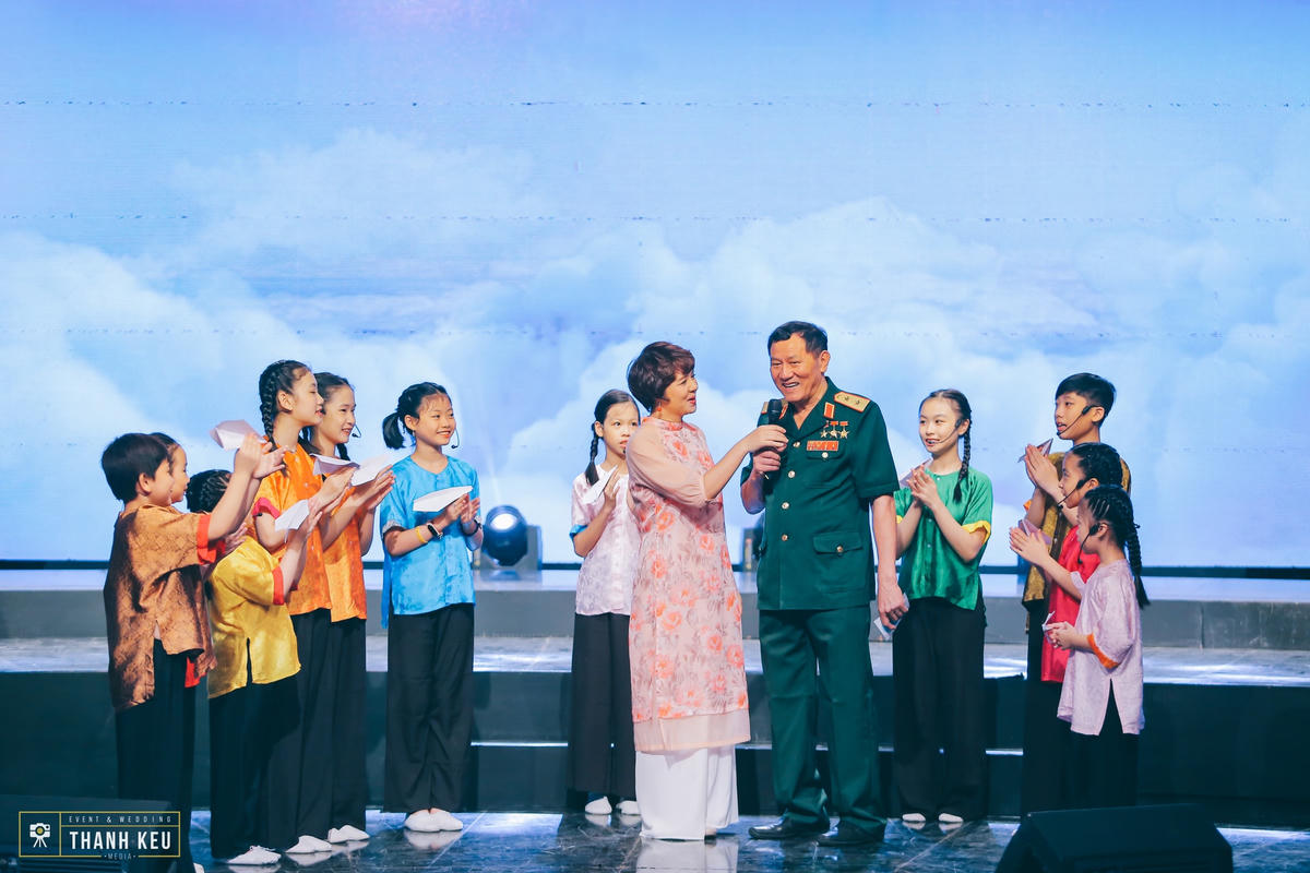 Các nghệ sĩ và khách mời trình bày ca khúc "Chong chóng gió".