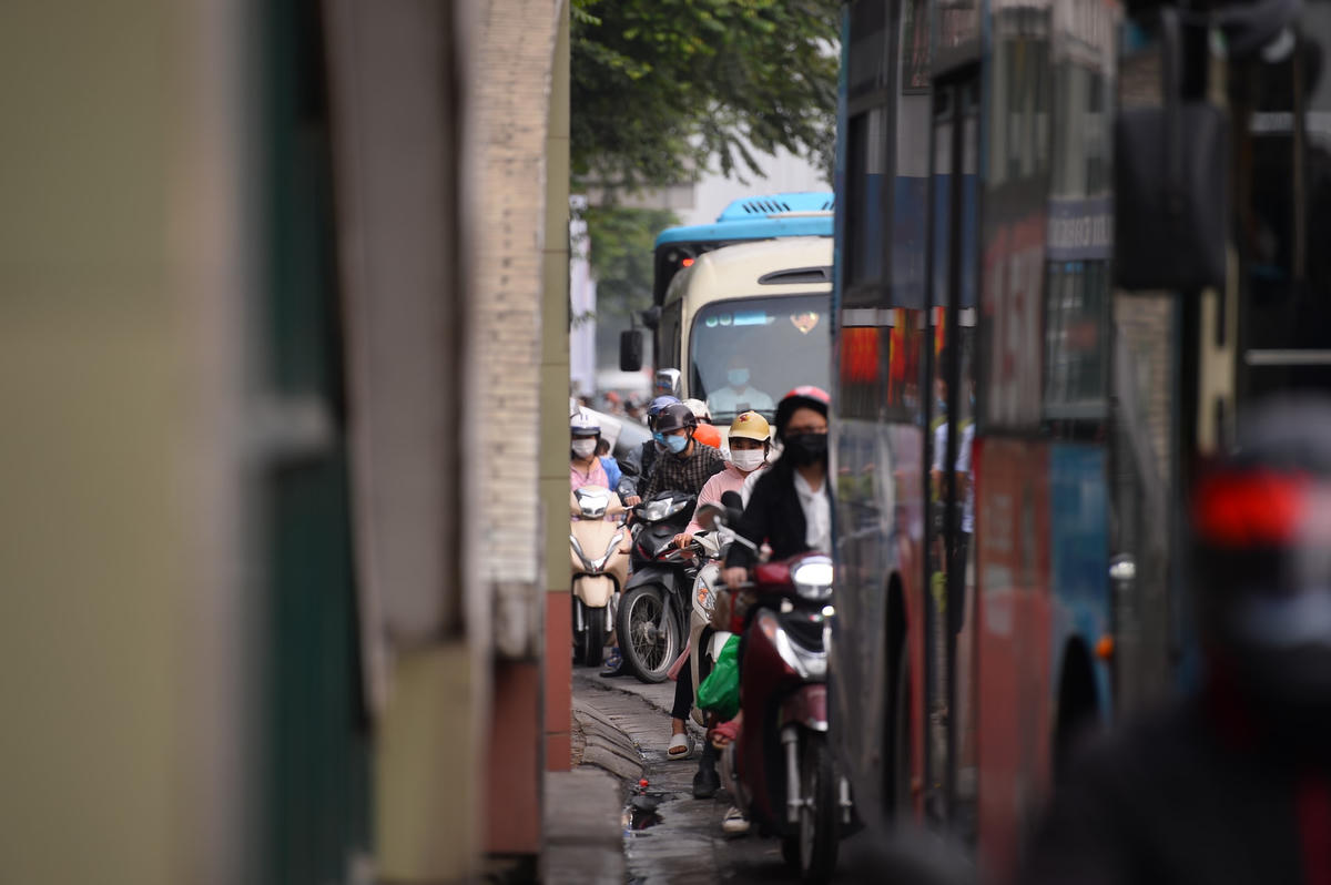 Các phương tiện di chuyển qua đây giờ cao điểm thay vì lưu thông với tốc độ bình thường lại liên tục phải đi kiểu "rùa bò".