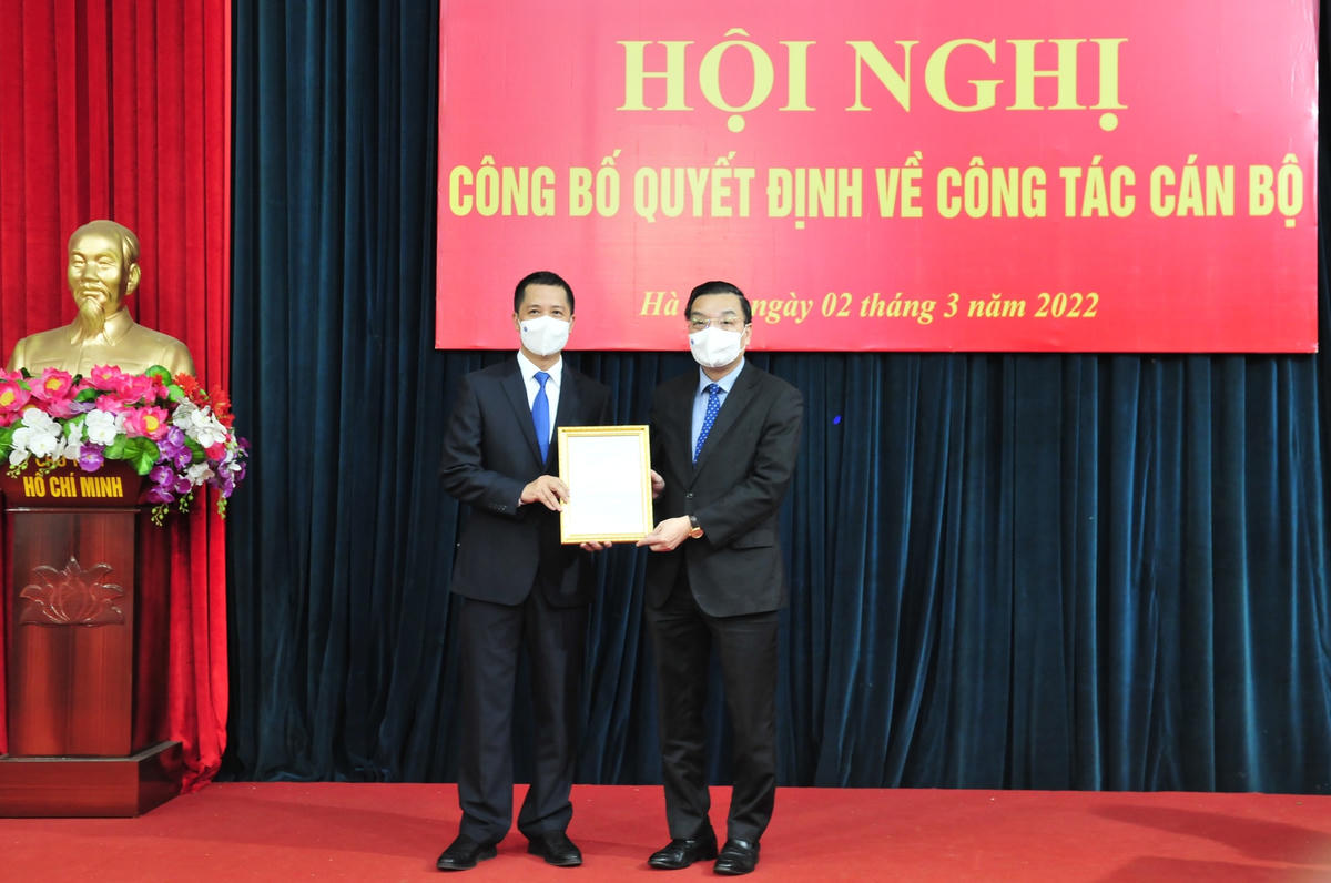 Chủ tịch UBND thành phố Hà Nội Chu Ngọc Anh trao quyết định cho ông Nguyễn Kim Khiêm.