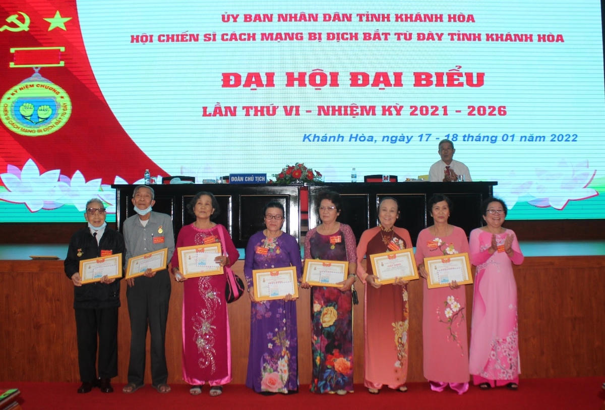 Tặng giấy khen cho cá nhân và tập thể có thành tích xuất sắc trong nhiệm kỳ 2016-2021.
