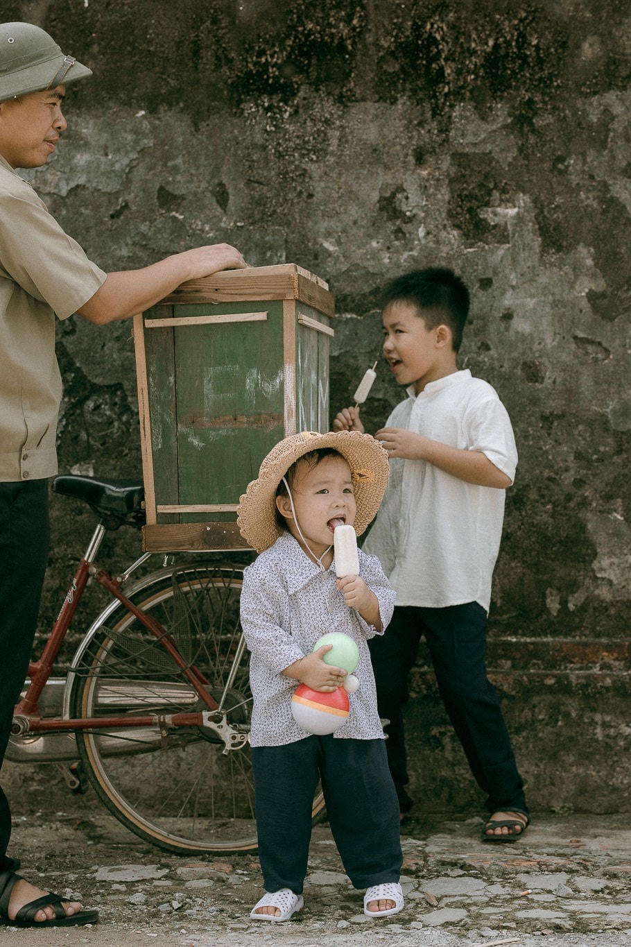 Bộ ảnh gia đình gây sốt: 'Tấm vé thông hành' giúp con trưởng thành