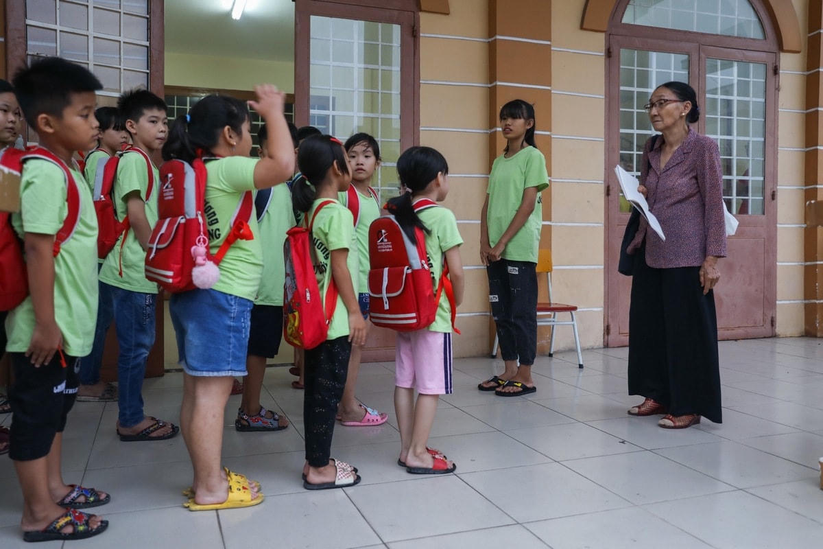 Trước giờ vào học, bà Ba cùng lớp trưởng điểm danh sĩ số. Lớp hiện tại có 19 học sinh nhưng rải đều từ lớp 1 đến lớp 5. Hầu hết học trò đều có hoàn cảnh khó khăn, học không đúng lứa tuổi, có bé phải đi làm thêm từ sớm.  
