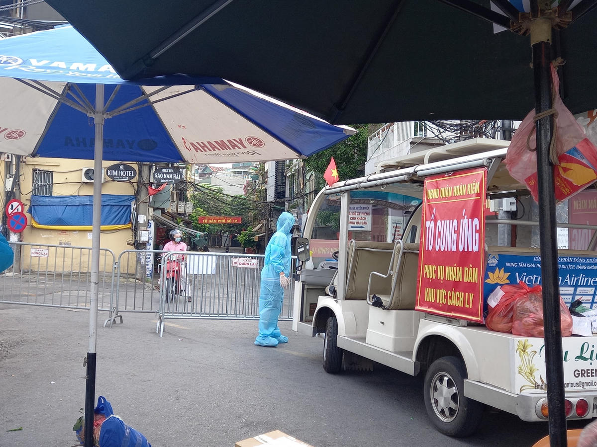 Tổ cung ứng được trang bị xe điện để giao đồ tới từng nhà. 