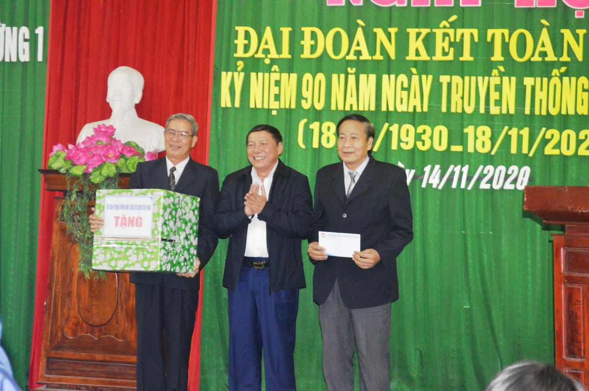 Thứ trưởng Bộ VHTT&DL trao quà động viên cán bộ và Nhân dân Khu phố 6.