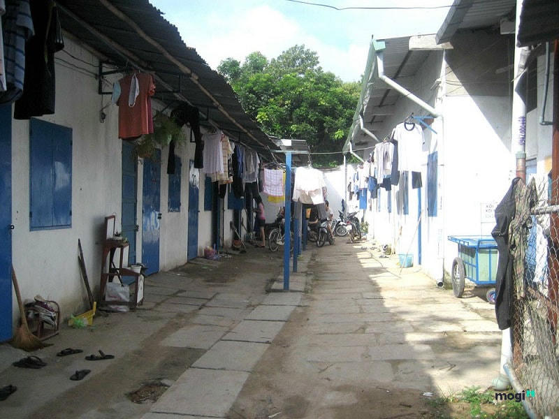 Đa số công nhân khu công nghiệp phải thuê nhà trọ do không thể mua được nhà.