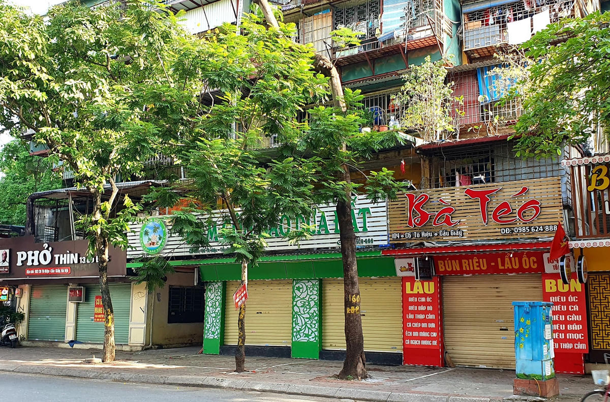 Hàng loạt các nhà hàng, quán ăn trên phố Tô Hiệu đều đã đóng cửa theo chỉ thị của thành phố.