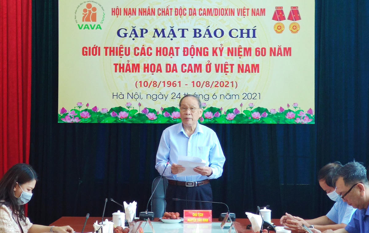 Thượng tướng Nguyễn Văn Rinh, Chủ tịch Hội Nạn nhân chất độc da cam/dioxin Việt Nam phát biểu tại buổi gặp mặt báo chí.