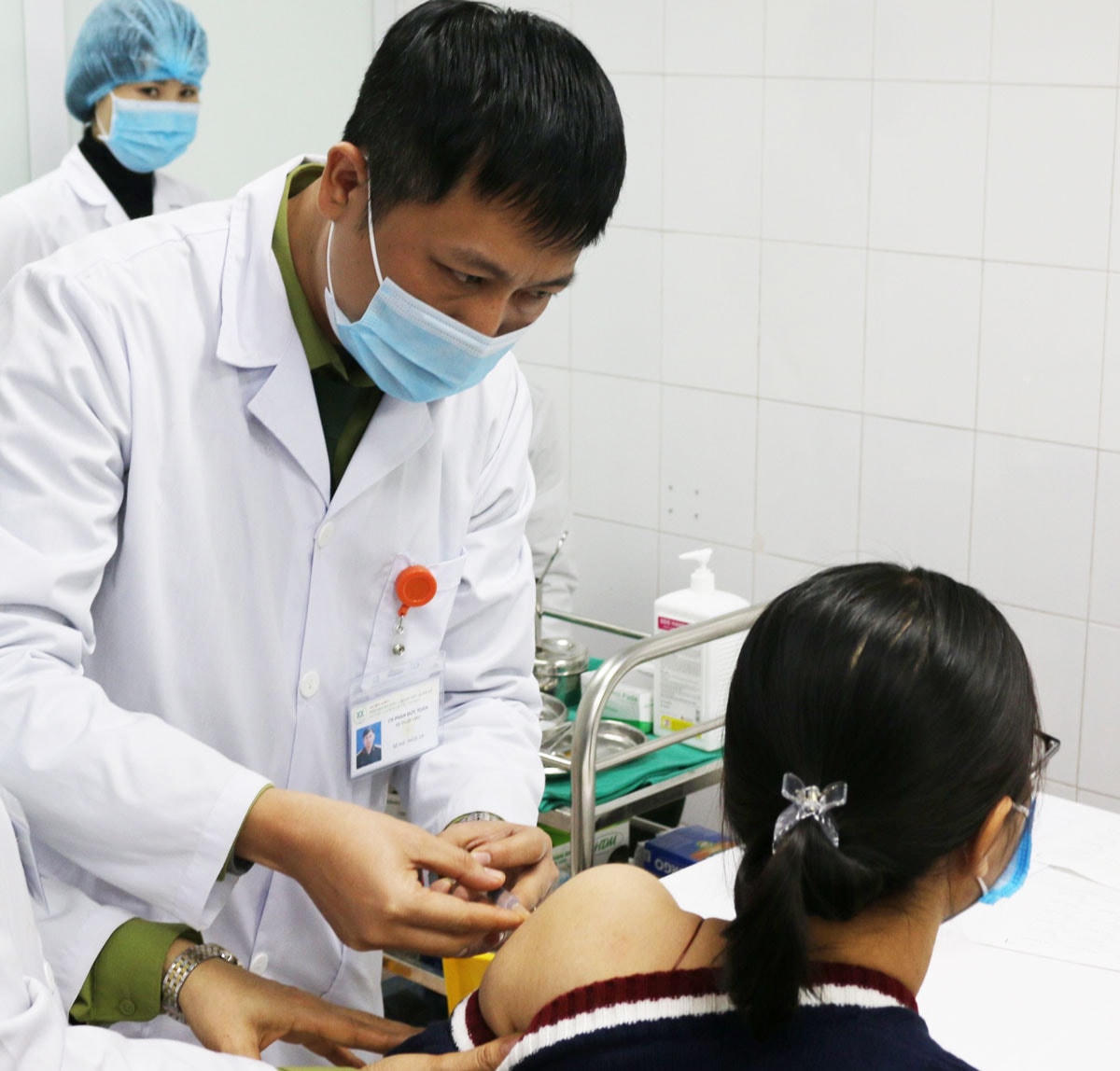 Nữ tình nguyện viên đầu tiên tiêm vaccine Covid-19 liều cao nhất, 75mcg, sáng 12/1.